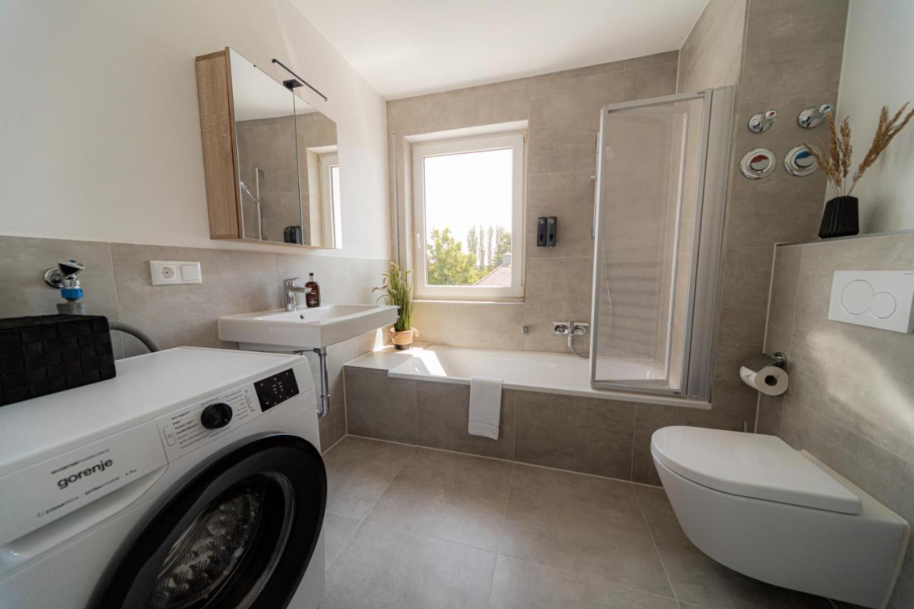 C4S Come4Stay Altoetting - 3-Zi Whg I Zentrale Lage I Parkplatz I Balkon I Wifi I Smarttv I 1 Kingsize, 1 Queensize Bett I Office Arbeitsplatz I Wohnbereich Mit Couch Und Essbereich I Voll Ausgestattete Kueche I Nespresso Altötting Exterior foto