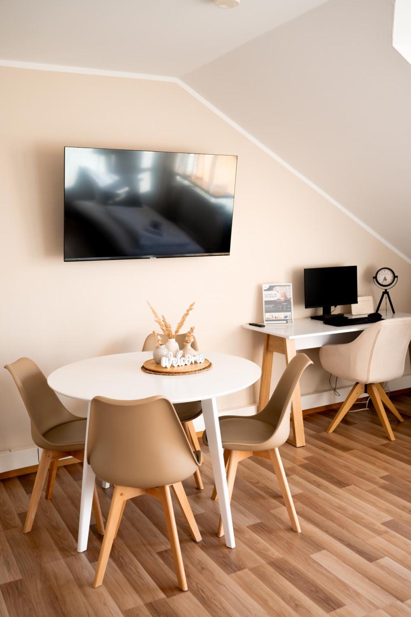 C4S Come4Stay Altoetting - 3-Zi Whg I Zentrale Lage I Parkplatz I Balkon I Wifi I Smarttv I 1 Kingsize, 1 Queensize Bett I Office Arbeitsplatz I Wohnbereich Mit Couch Und Essbereich I Voll Ausgestattete Kueche I Nespresso Altötting Exterior foto